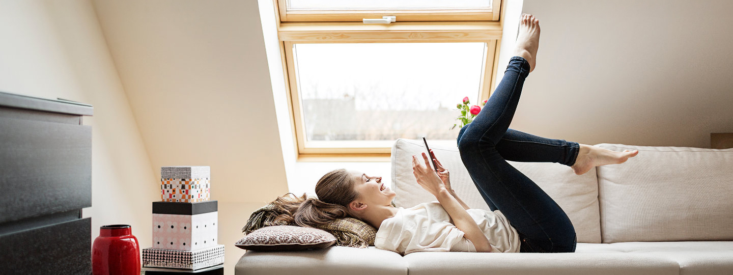 Visual Frau auf Sofa mit Smartphone - sicher kommunizieren